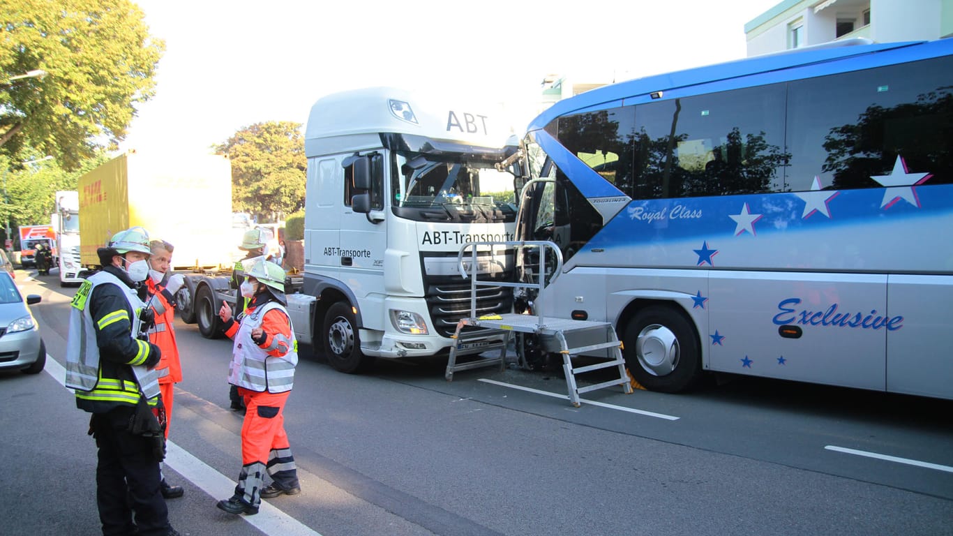 Sperrung bei Hagen: Unter anderem ein Reisebus und ein Lastwagen waren an dem Unfall beteiligt.