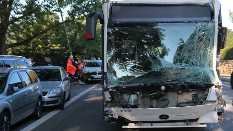 Beschädigter Bus bei Hagen: Mindestens zwölf Menschen wurden bei dem Massencrash verletzt.