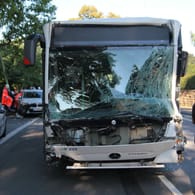 Beschädigter Bus bei Hagen: Mindestens zwölf Menschen wurden bei dem Massencrash verletzt.