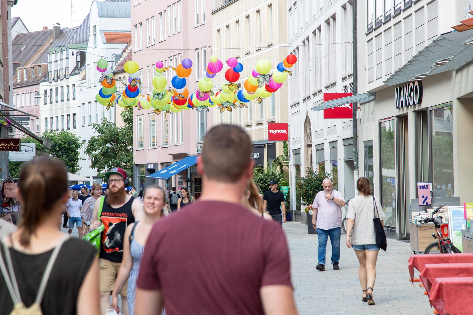 Innenstadt von Augsburg (Symbolbild): Da es wieder mehr Infektionen gibt, hat sich der Bundestag auf neue Corona-Regeln geeinigt.