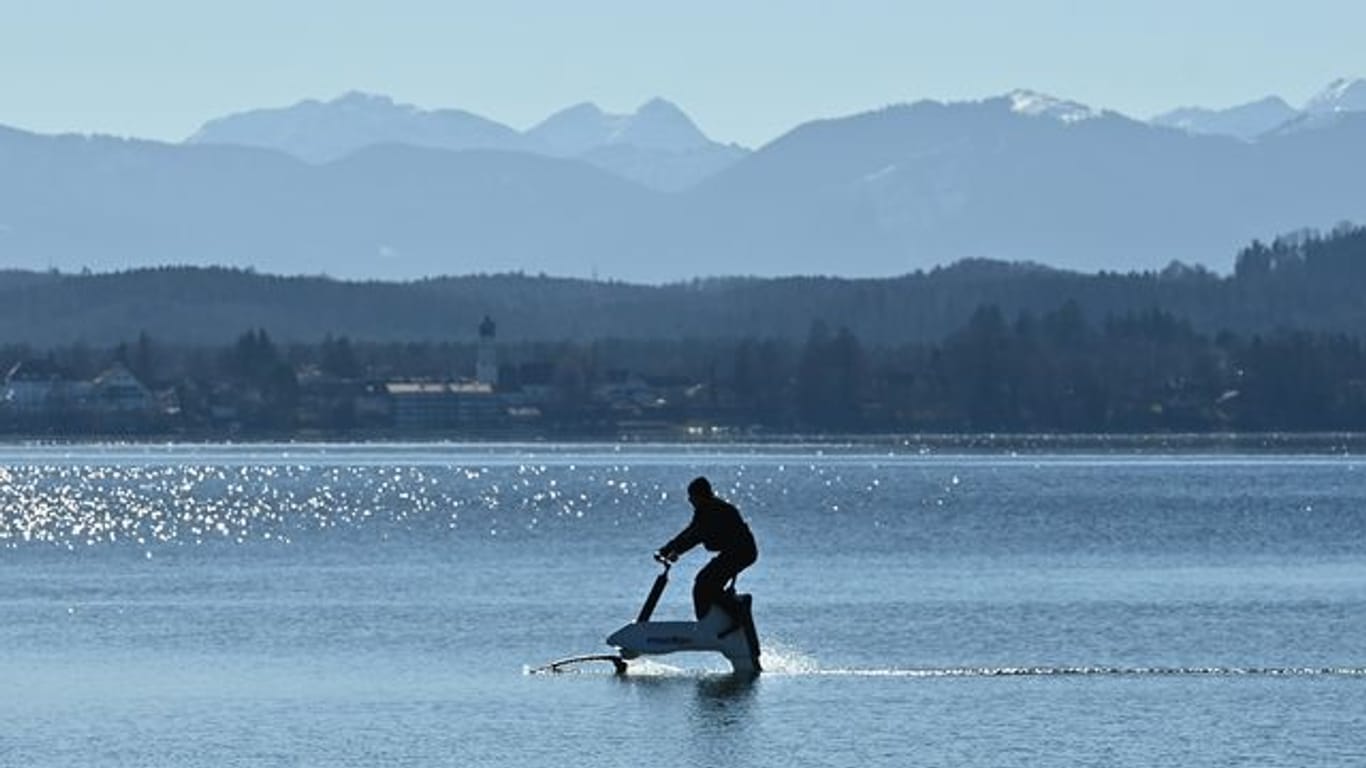 Auf dem Starnberger See können Wassersportfreunde ein Foilbike ausprobieren.
