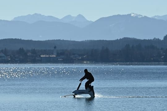 Auf dem Starnberger See können Wassersportfreunde ein Foilbike ausprobieren.