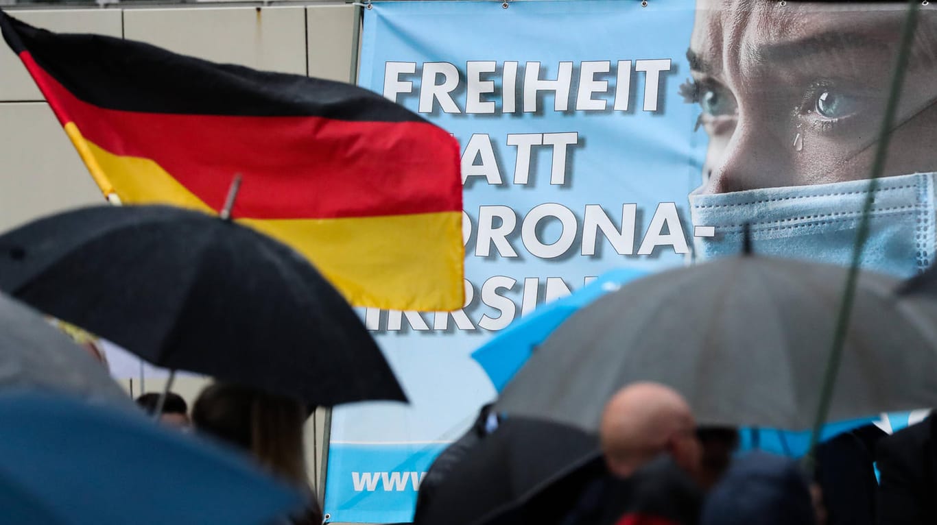 Kundgebung in Haldensleben: "Freiheit statt Corona-Irrsinn" steht auf einem Wahlplakat der AfD in Sachsen-Anhalt.