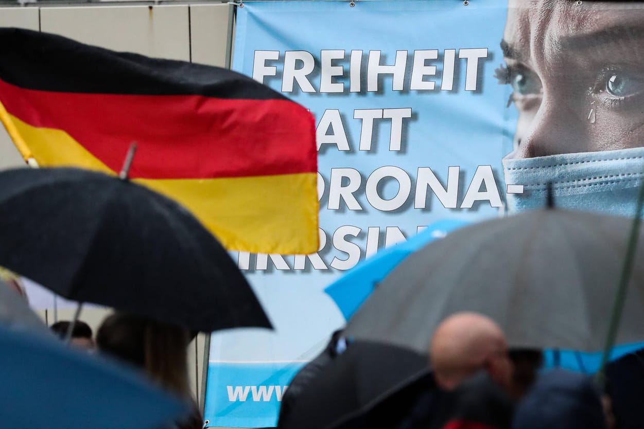 Kundgebung in Haldensleben: "Freiheit statt Corona-Irrsinn" steht auf einem Wahlplakat der AfD in Sachsen-Anhalt.