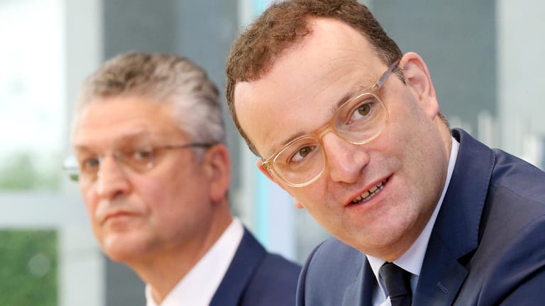 Jens Spahn (vorn) und Lothar Wieler: Der Gesundheitsminister und der RKI-Chef haben noch einmal zum Impfen aufgerufen.