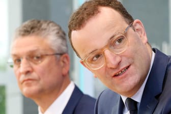 Jens Spahn (vorn) und Lothar Wieler: Der Gesundheitsminister und der RKI-Chef haben noch einmal zum Impfen aufgerufen.