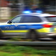 Ein Streifenwagen der Polizei (Symbolbild): In Essen hat ein Unbekannter zwei Kinder belästigt.