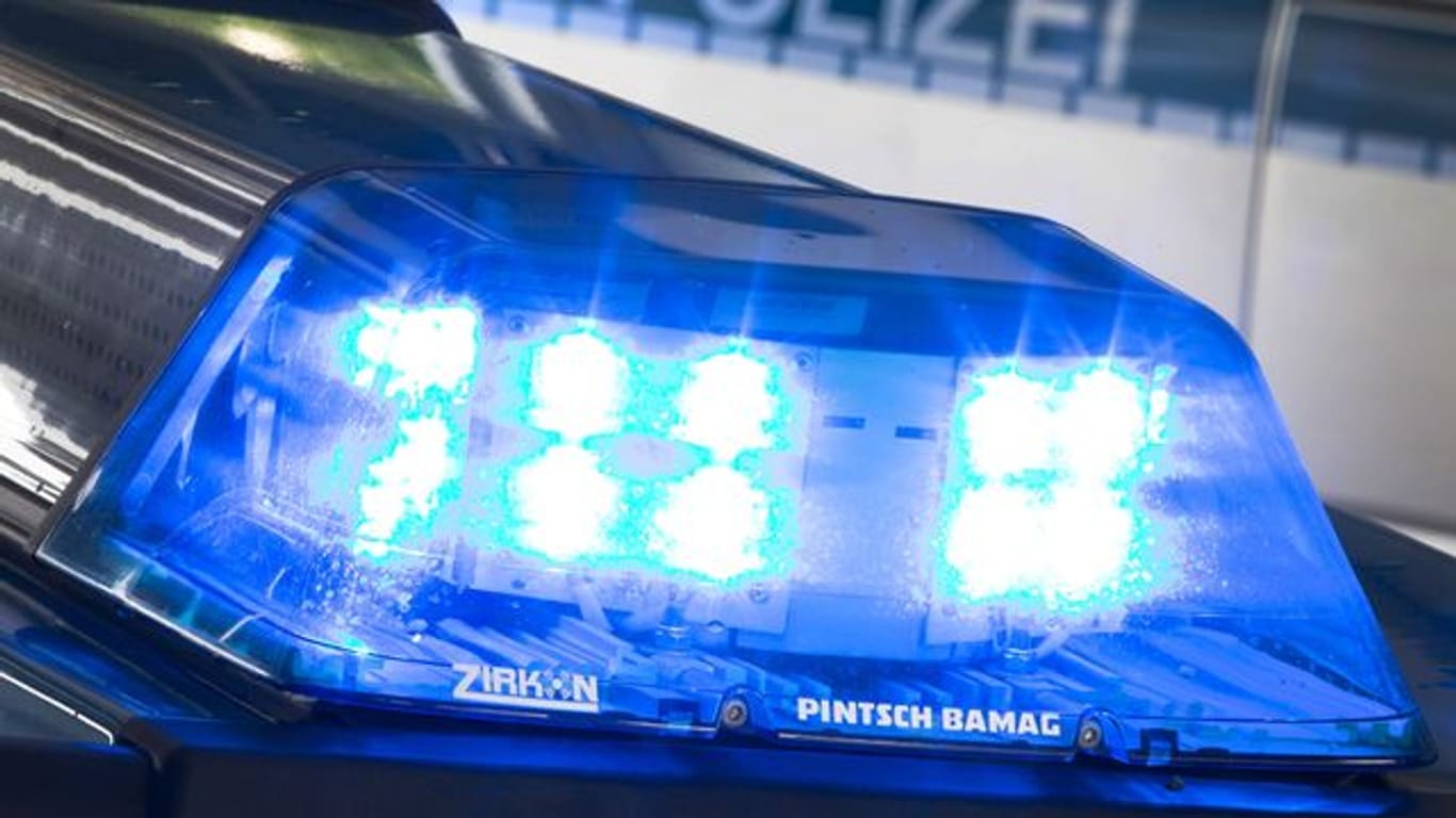 Ein Blaulicht leuchtet auf dem Dach eines Polizeiwagens (Symbolbild): Ein Mann wollte 25 Cent erschwindeln.