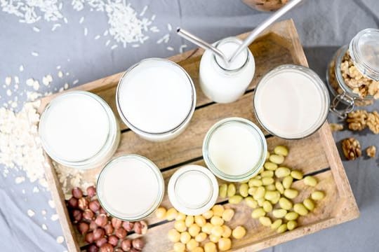 Hafer, Mandel, Soja oder Reis: Pflanzliche Milchalternativen werden immer attraktiver.