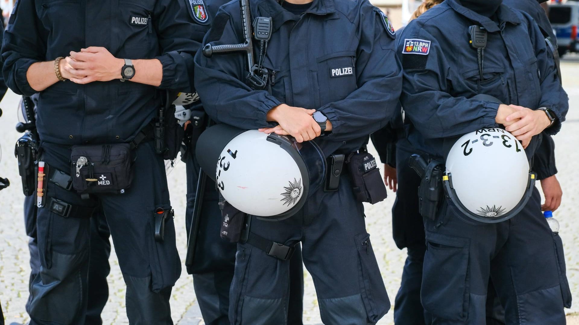 Düsseldorfer Polizeibeamte in voller Montur (Symbolbild): Personenfahndern ist in Düsseldorf-Gerath bei zwei international gesuchten Brüdern der Zugriff gelungen.