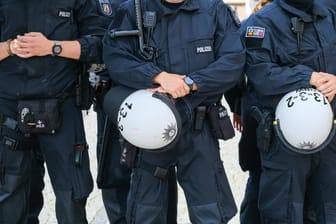 Düsseldorfer Polizeibeamte in voller Montur (Symbolbild): Personenfahndern ist in Düsseldorf-Gerath bei zwei international gesuchten Brüdern der Zugriff gelungen.