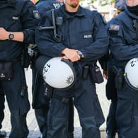 Düsseldorfer Polizeibeamte in voller Montur (Symbolbild): Personenfahndern ist in Düsseldorf-Gerath bei zwei international gesuchten Brüdern der Zugriff gelungen.