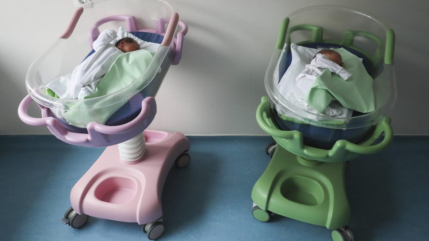 Zwei Neugeborene im Krankenhaus (Symbolbild): In Nordspanien wurden 2002 in einem Krankenhaus zwei Babys vertauscht.