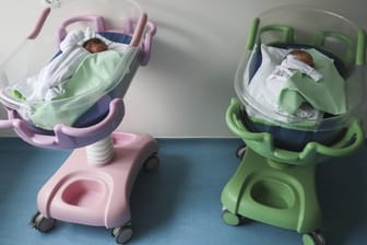 Zwei Neugeborene im Krankenhaus (Symbolbild): In Nordspanien wurden 2002 in einem Krankenhaus zwei Babys vertauscht.