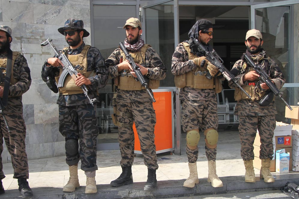 Mitglieder der Taliban am Kabuler Flughafen: In der vergangenen Wochen hat sich die Lage im Land drastisch zugespitzt.