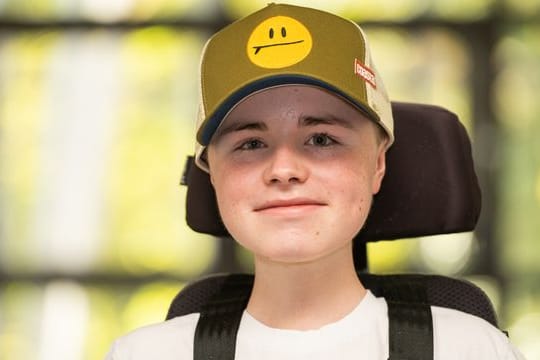 Carl Josef sitzt vor Dreharbeiten zur Reportage-Reihe "Carl Josef trifft.