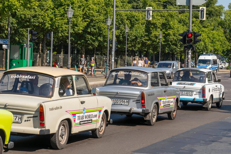 Trabi-Safari in Berlin: Touristen können die Stadt mit den DDR-Kultautos entdecken.