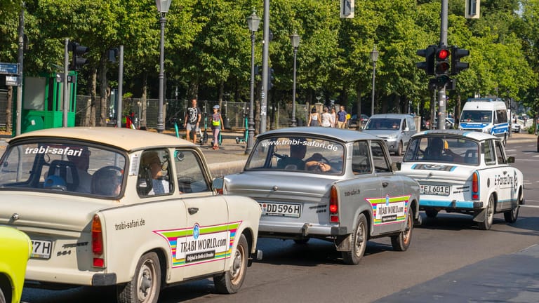 Trabi-Safari in Berlin: Touristen können die Stadt mit den DDR-Kultautos entdecken.