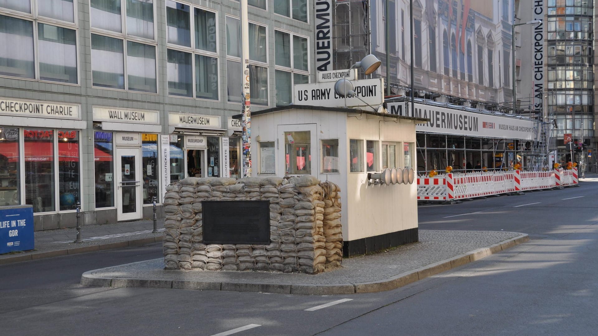 Checkpoint Charlie in Berlin: Heute ist der ehemalige Grenzübergang an der Friedrichstraße eine beliebte Sehenswürdigkeit.