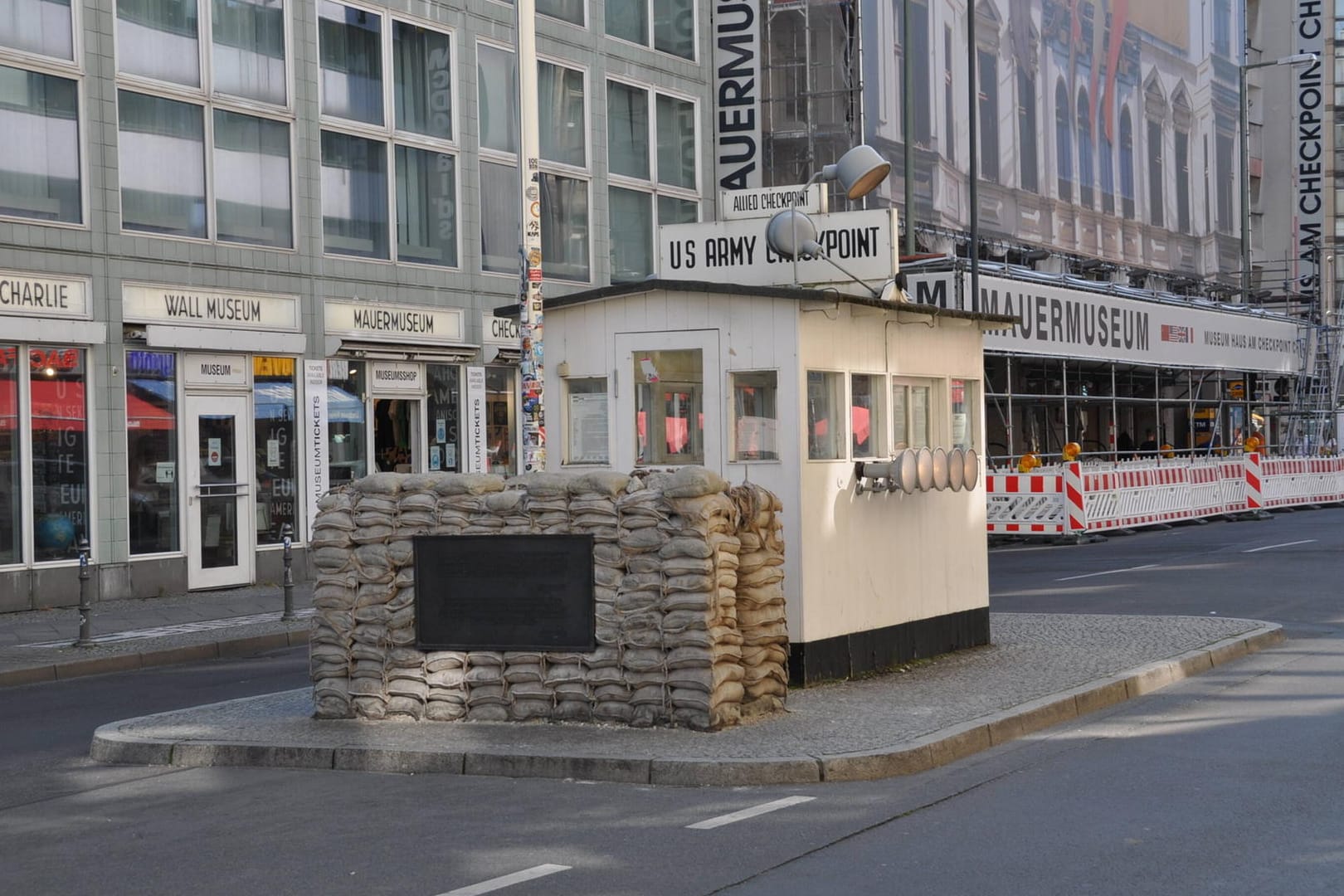 Checkpoint Charlie in Berlin: Heute ist der ehemalige Grenzübergang an der Friedrichstraße eine beliebte Sehenswürdigkeit.