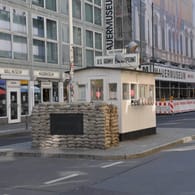 Checkpoint Charlie in Berlin: Heute ist der ehemalige Grenzübergang an der Friedrichstraße eine beliebte Sehenswürdigkeit.