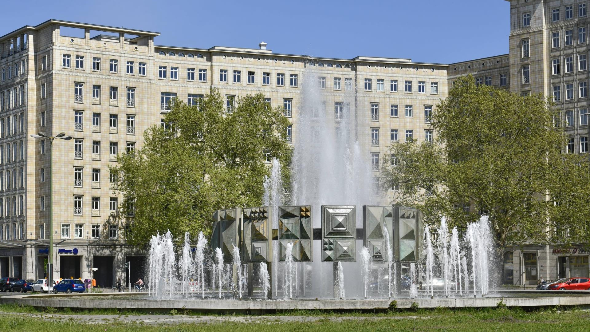 Klassizistische Bauten aus der DDR: Die Karl-Marx-Allee hieß damals Stalinallee.