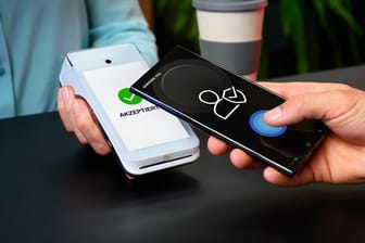 Kontaktlos zahlen, auch wenn ein Gemeinschaftskonto zur Verrechnung hinterlegt ist: Diese Neuerung bei Samsung Pay ist besonders für Paare und Familien interessant.