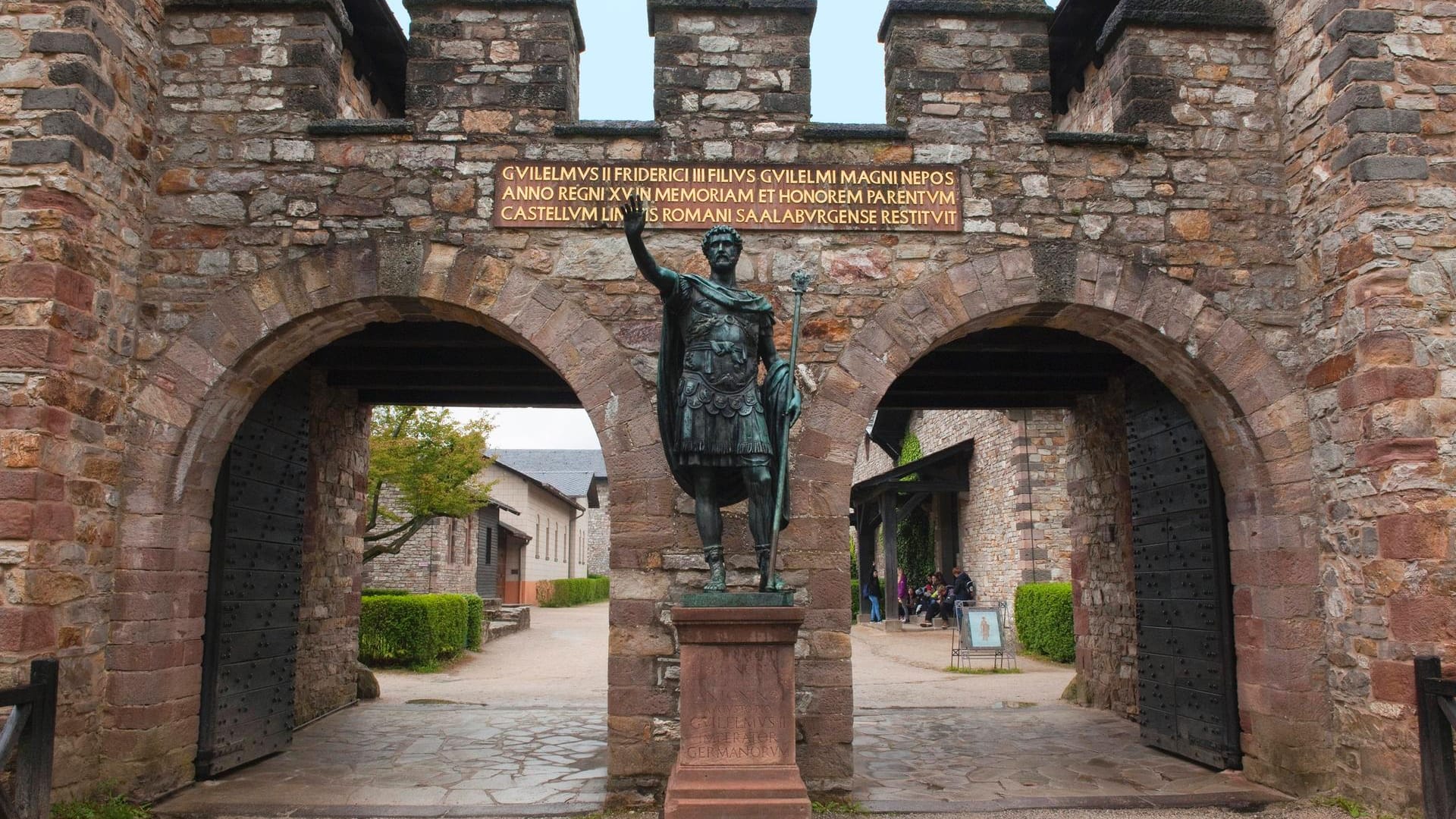 Ein Blick auf das Hauptportal de Römerkastells Saalburg: Eine Sehenswürdigkeit für Groß und Klein.