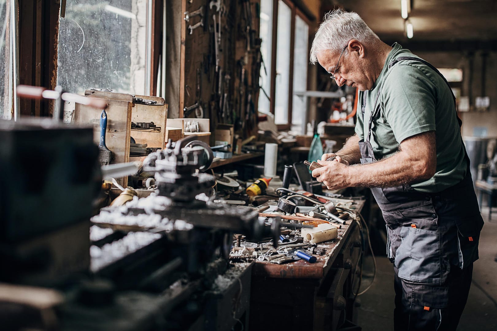 Handwerker bei der Arbeit (Symbolbild): Mit betrieblicher Altersvorsorge können Sie Ihre gesetzliche Rente aufstocken. Handwerker bei der Arbeit (Symbolbild): Mit betrieblicher Altersvorsorge können Sie Ihre gesetzliche Rente aufstocken.