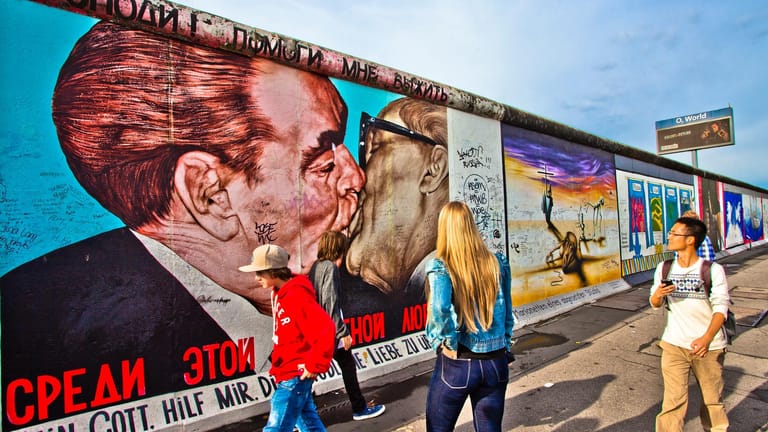 Leonid Breschnew und Erich Honecker küssen sich: Eines der bekanntesten Kunstwerke der East Side Gallery, dem längsten erhaltenen Mauerteil in Berlin.