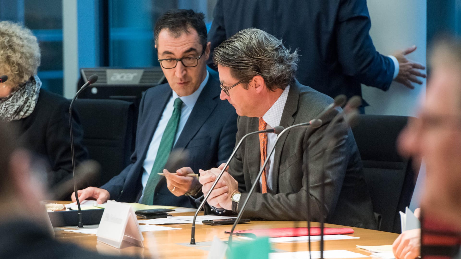 Cem Özdemir (Grüne) und Andreas Scheuer (CSU): Die beiden Verkehrsexperten streiten um den künftigen Spritpreis. Cem Özdemir (Grüne) und Andreas Scheuer (CSU): Die beiden Verkehrsexperten streiten um den künftigen Spritpreis.