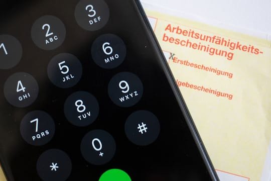 Ein Urteil des Bundesarbeitsgerichts zeigt: Im Zusammenhang mit einer Kündigung kann die ärztliche Arbeitsunfähigkeitsbescheinigung vom Arbeitgeber angezweifelt werden.