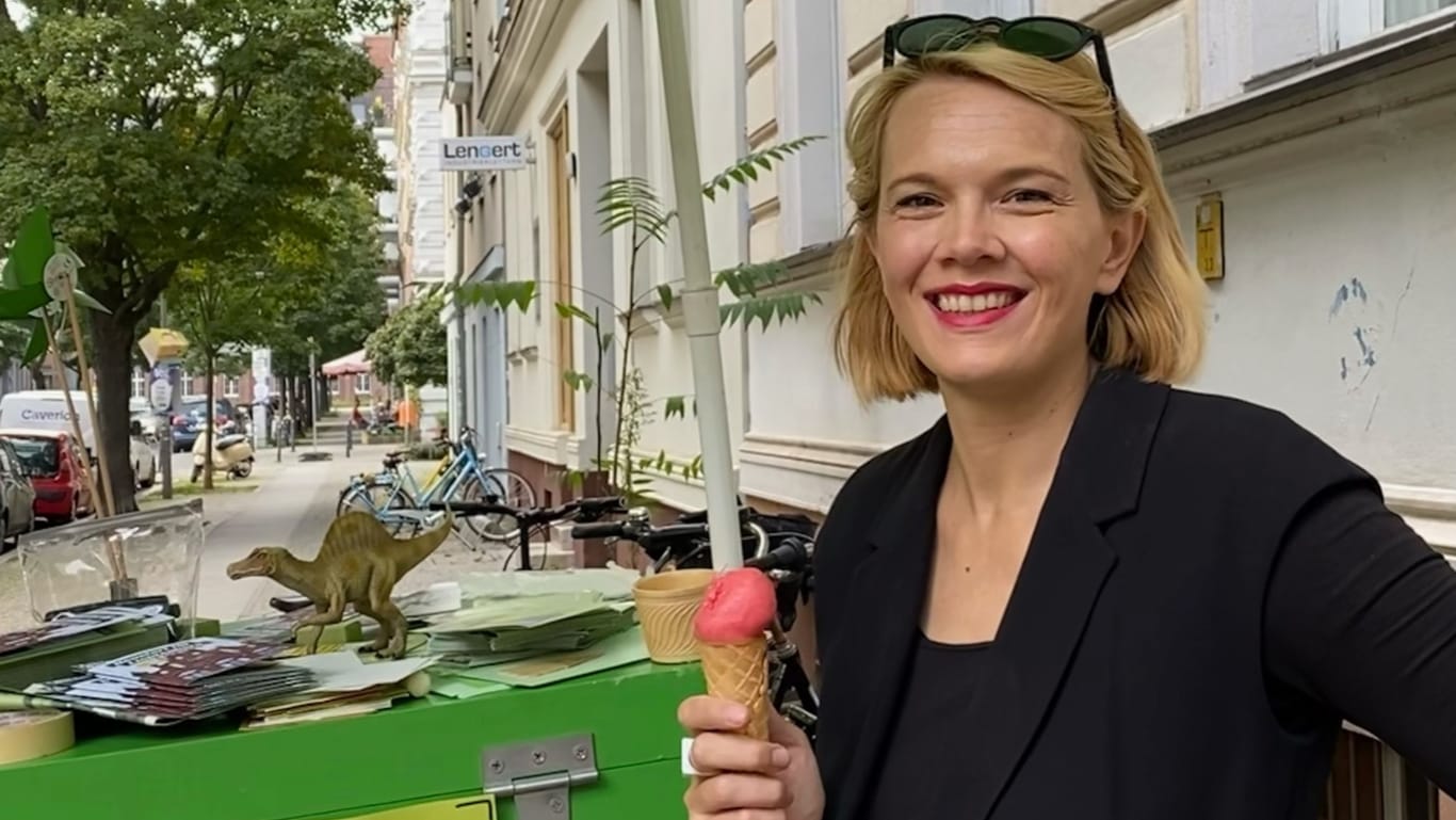 Laura Sophie Dornheim beim Wahlkampf: "Eis ist politisch", findet sie – weil das Polareis schmilzt und sich nicht jeder so einfach eine leckere Kugel Speiseeis leisten kann.