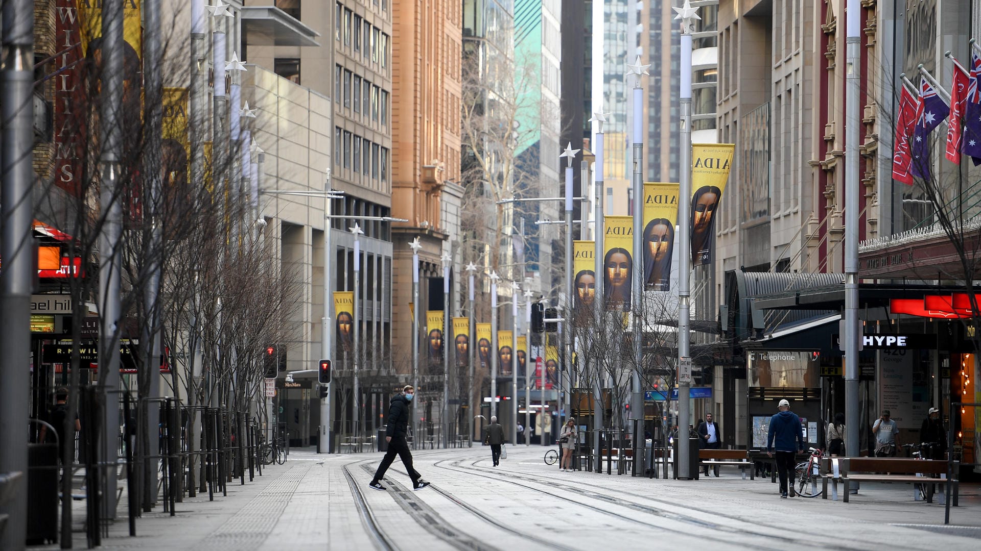 Australien: Passanten gehen über eine fast menschenleere Straße im Geschäfts- und Einkaufsviertel von Sydney.