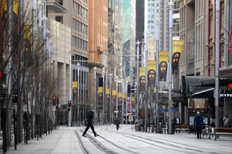 Australien: Passanten gehen über eine fast menschenleere Straße im Geschäfts- und Einkaufsviertel von Sydney.