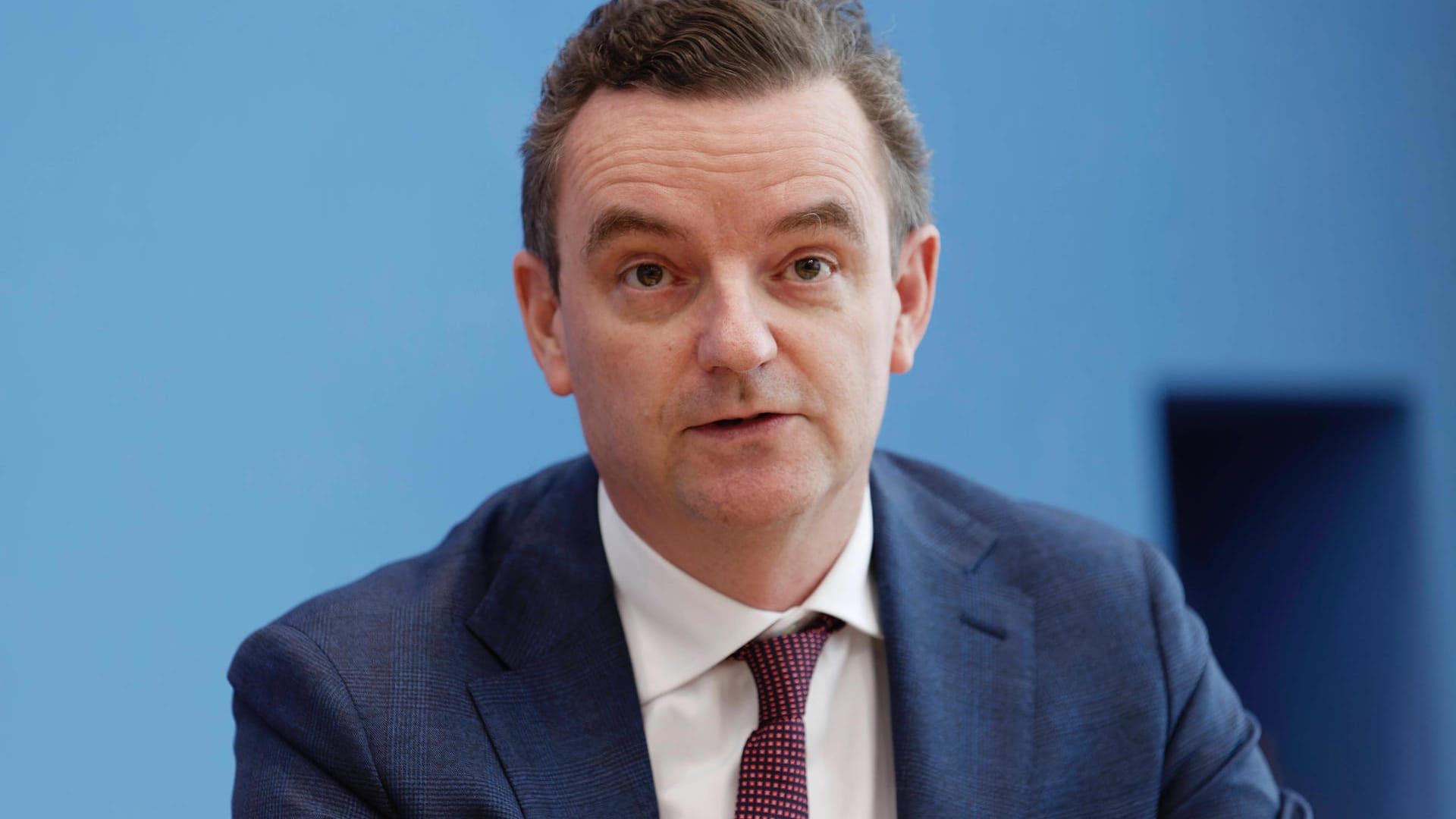 Clemens Wendtner, Chefarzt der Infektiologie der Münchener Klinik Schwabing, bei einer Pressekonferenz (Symbolbild): Er warnt vor einer anrollenden starken vierten Welle.