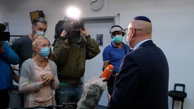 Uwe Dziuballa (r), Chef des jüdischen Restaurants "Schalom"