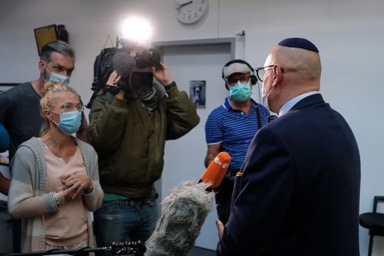 Uwe Dziuballa (r), Chef des jüdischen Restaurants "Schalom"