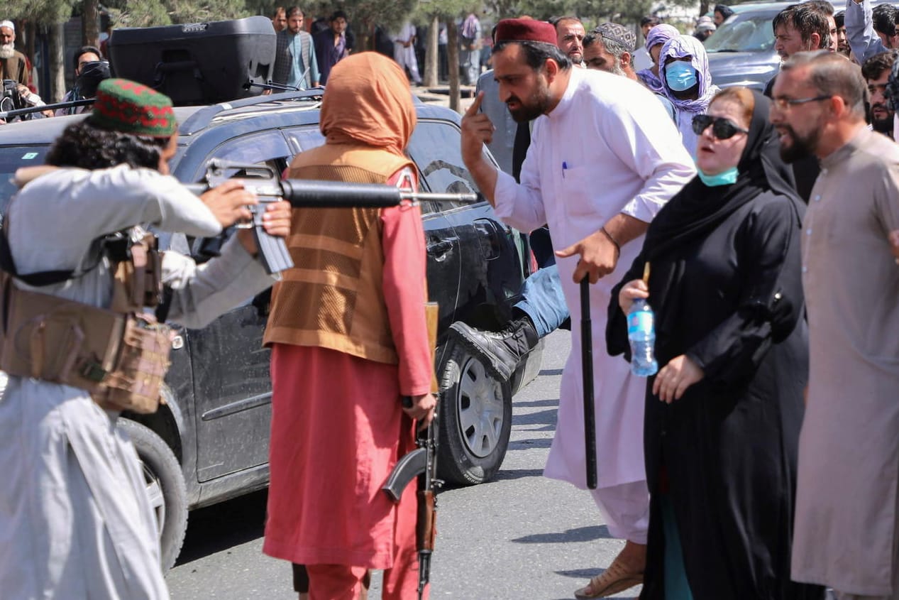 Ein Taliban-Kämpfer richtet sein Gewehr auf Demonstranten in Kabul: "Jetzt zeigen sie ihr wahres Gesicht", sagt einer der Teilnehmer.