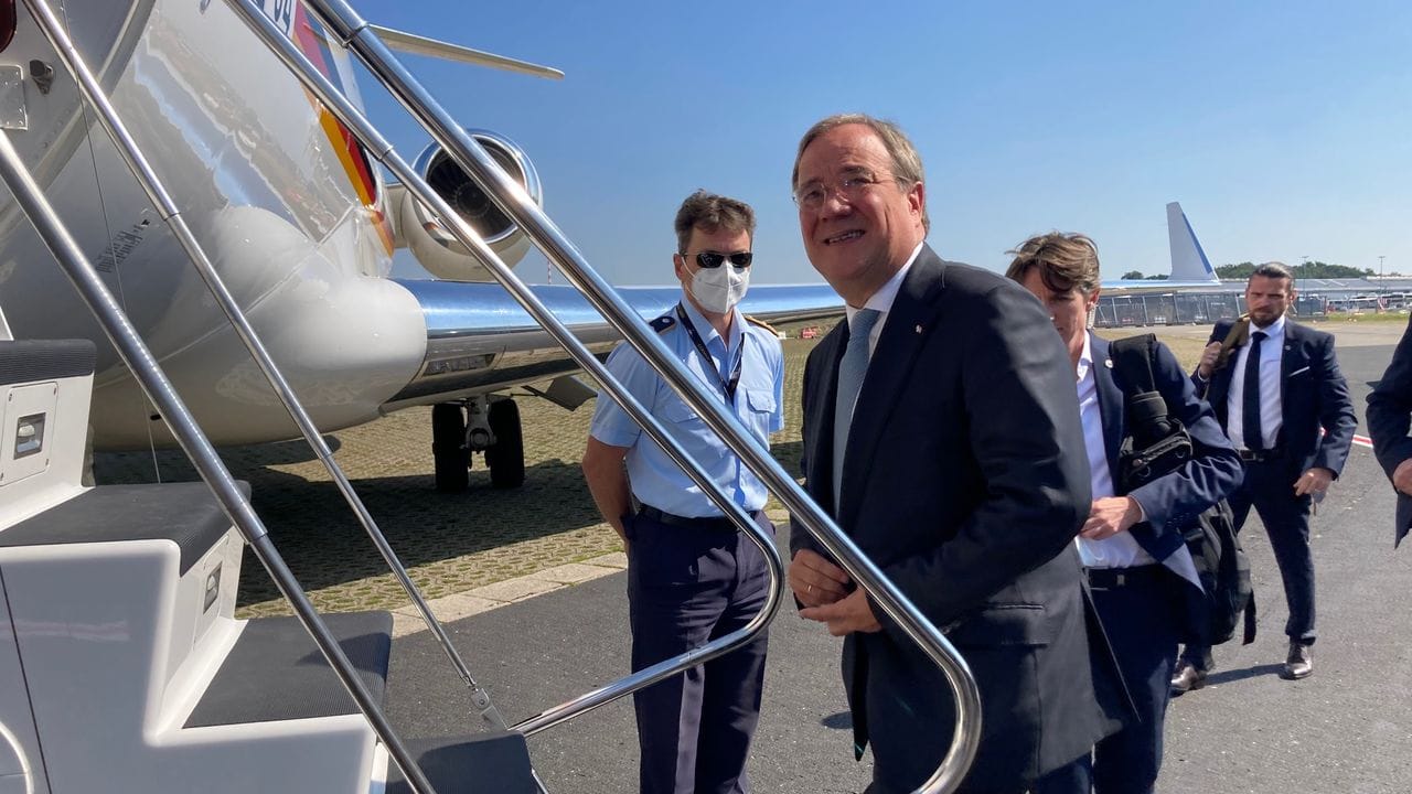 Abflug nach Paris: Unionskanzlerkandidat Armin Laschet auf dem Flughafen in Düsseldorf.