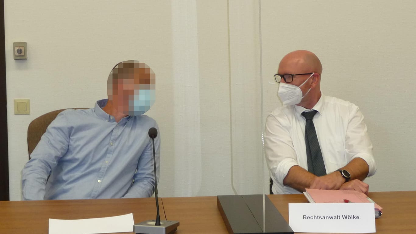 Der Angeklagte (li.) wurde durch Rechtsanwalt Eckhard Wölke vertreten, der selbst ehemaliger Polizist und auf die Verteidigung von Polizeibeamten spezialisiert ist.