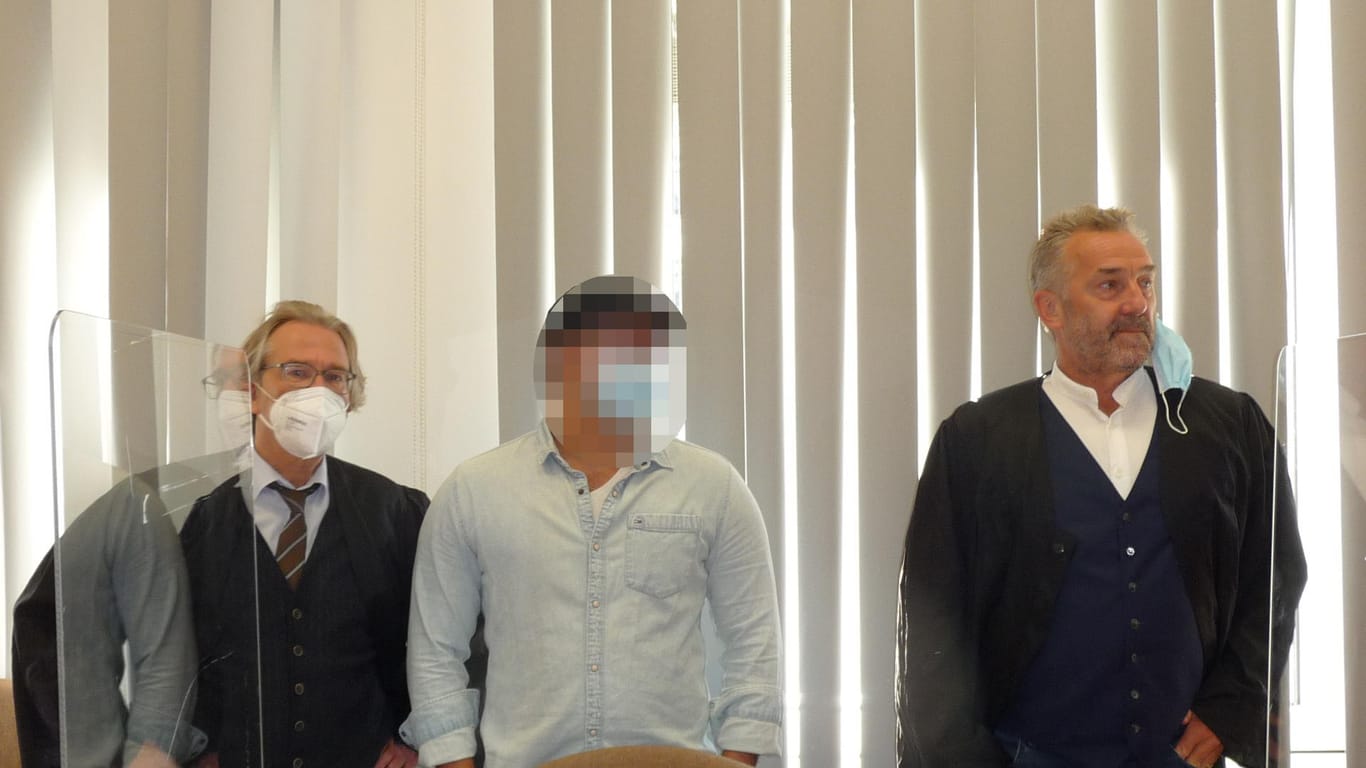 Der 19-Jährige (Mitte), auf den geschossen wurde, wurde aus der Haft vorgeführt, um dem Verfahren als Nebenkläger beiwohnen zu können. Ihn vertreten die Anwälte Arno Dhein (li.) und Markus Bündgens.
