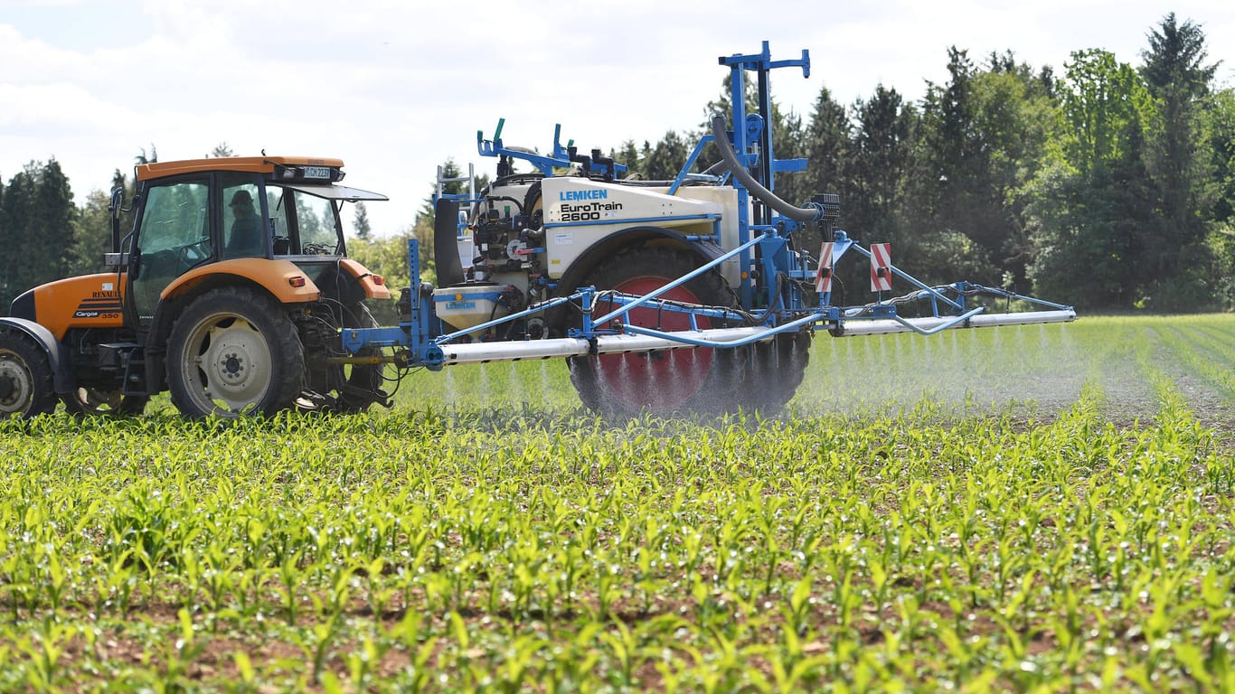Ein Landwirt verteilt das Pflanzenschutzmittel Glyphosat auf einem Feld: Das Unkrautvernichtungsmittel darf nicht mehr überall verwendet werden. (Symbolbild)
