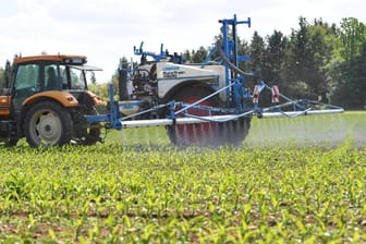 Ein Landwirt verteilt das Pflanzenschutzmittel Glyphosat auf einem Feld: Das Unkrautvernichtungsmittel darf nicht mehr überall verwendet werden. (Symbolbild)
