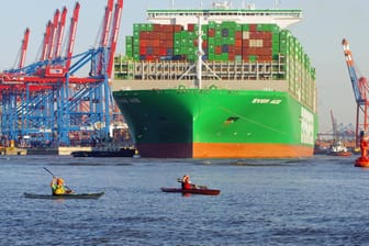 "Ever Ace" auf der Elbe: Das Schiff gilt als das aktuell größte Containerschiff der Welt.