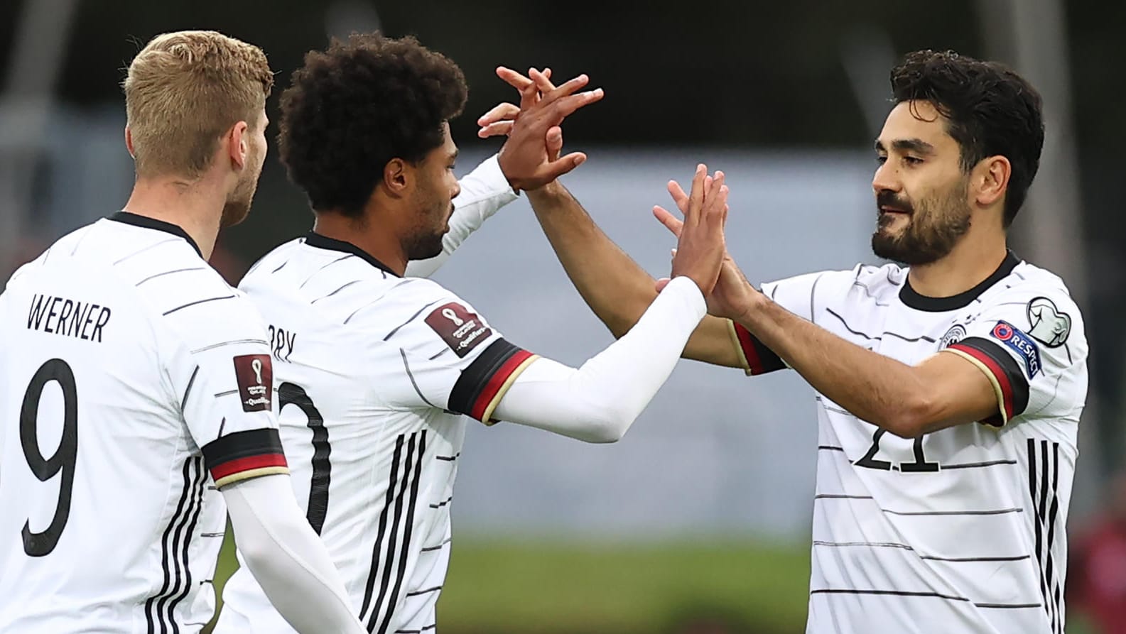 Torschütze Serge Gnabry (m.): Timo Werner (l.) und lkay Gündogan bejubeln mit ihm das 1:0 fürs DFB-Team. Torschütze Serge Gnabry (m.): Timo Werner (l.) und lkay Gündogan bejubeln mit ihm das 1:0 fürs DFB-Team.