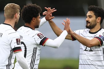 Torschütze Serge Gnabry (m.): Timo Werner (l.) und lkay Gündogan bejubeln mit ihm das 1:0 fürs DFB-Team.