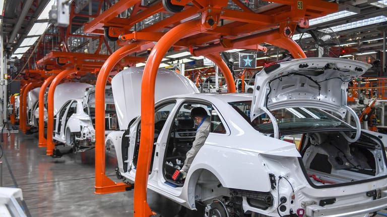 VW-Produktion im chinesischen Changchun (Symbolbild): Der Chipmangel beeinträchtigt Autohersteller auf der ganzen Welt und könnte nach Experte Ferdinand Dudenhöffer noch Jahre anhalten.