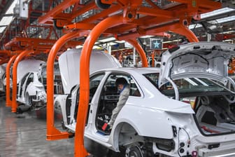 VW-Produktion im chinesischen Changchun (Symbolbild): Der Chipmangel beeinträchtigt Autohersteller auf der ganzen Welt und könnte nach Experte Ferdinand Dudenhöffer noch Jahre anhalten.