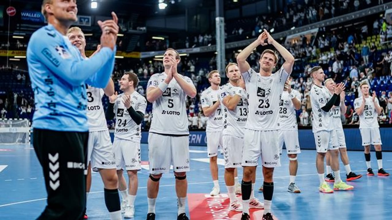 Die Spieler des THW Kiel feiern den Sieg gegen HBW Balingen-Weilstetten.